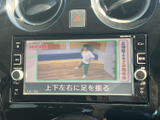 テレビ映像を表示できる画面を備え、停車中の休憩時間に番組視聴を楽しめます。画面上で映像と文字情報を確認しやすく、待ち時間を過ごす際にも便利です。