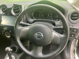 握りやすい形状のステアリングで、運転姿勢に合わせて自然に手を添えられます。周辺には各種スイッチも配置され、運転中に必要な操作へ手を伸ばしやすい設計です。