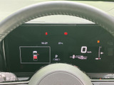 速度やシフト位置、警告表示などの情報が画面にまとまり、運転に必要な表示を確認しやすい構成です。視線を大きく移さず状況を把握しやすく、日々の運転を支えます。