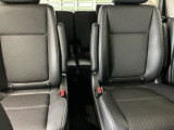 車外に出なくても運転席から3列目シートまで移動が可能です。子育てや荷物が多いときなど利便性が高いです