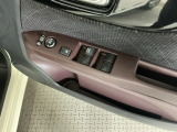 運転席のスイッチで全てのウィンドウの開閉操作を行うことができます。ロックボタンをONにしておくと、運転席以外のウィンドウは作動しないのでお子様を乗せているときなども安心ですね♪