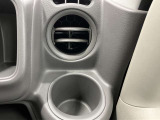 【運転席ドリンクホルダー】使いやすさに配慮したドリンクホルダー