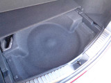 ラゲッジフロア下にサブトランクを備えています。散らかりがちな洗車道具や小物をすっきり整理して収納できるため、荷室を広く保ちやすく、日常の買い物から旅行まで幅広く活躍する実用的な設計です。