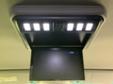 天井から画面を展開して使えるモニターを備え、停車中の映像再生などに活用できます。HDMIの表示もあり、対応機器を接続して使えるため、車内で過ごす時間の楽しみが広がります。