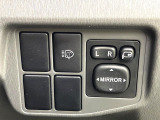 【電動格納ミラー】サイドミラーは電動格納式となっており、狭い駐車場でもキズがつくリスクを抑えられます。