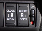 運転席からもスライドドアを楽々操作でスピーディーに!またスマートキーでも開閉できるので便利です。