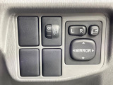 【電動格納ミラー】サイドミラーは電動格納式となっており、狭い駐車場でもキズがつくリスクを抑えられます。