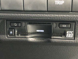 【ETC2.0装着車】カーナビと連携させることで全国の「ITSスポット」と双方向通信し渋滞を回避するルートを案内します。情報配信を受けるたびに最速のルートを再検索。料金所もストレスなく通過できます。