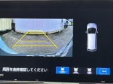 カラービジョンとガイド線で見やすい視点切替式のバックモニター。障害物センサーの検知状況を同時に表示できます