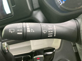表示がレバー上にまとめられており、各項目を目で確認しやすいのがポイントです。運転席から手を伸ばしやすい位置に備わり、天候に応じた操作をサポートします。