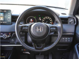 【本革巻ステアリングホイール】ステアリングは運転中、常に触れる部分。しっとりとした上質な触れ心地です。