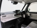 ダイハツのお店では、ダイハツ車を知り尽くしたプロフェッショナルが、専用の診断機器を使って各システムを点検しております。