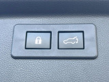 【パワーバックドア】スマートキーや運転席のボタンを押すだけでリアゲートが自動で開閉します!荷物を持っている時や、高い位置にあるバックドアを閉める際に便利な機能です♪