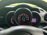 速度計を中央に配したメーターで、速度やエンジン回転数などを運転席から確認できます。右側には走行情報の表示部もあり、必要な表示を視線を大きく動かさず確認しやすい配置です。