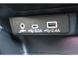 USB(Type-A、Type-C)とAUXの接続ポートはナビ画面の下にあります