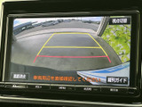 後方の映像に加えて目安となるガイド線も表示され、駐車時に車両周辺を確認しやすい仕様です。画面上で視点の切り替えもでき、バック時の安全確認をサポートします。