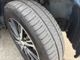 タイヤの溝もご覧の通り。安心してお乗りいただける状態を保っています。Tires are in good condition with plenty of tread for your safety.