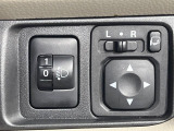 【電動格納ミラー】サイドミラーは電動格納式となっており、狭い駐車場でもキズがつくリスクを抑えられます。