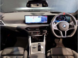 BMWの運転席はドライバーオリエンテッドという構造を採用。ドライバー目線の操作がしやすい設計になっており、ドライブ中にも目線の移動が少なく運転中にも簡単に操作ができます。