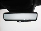 デジタルルームミラーを装備。後部カメラと連動し、ルームミラーに映像を表示します。必要に応じて通常のミラーとしても使用可能。また、後続車のライトの眩しさを抑え、夜間の運転を快適にします。