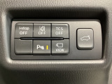 運転席脇のクラスタースイッチ部分にはカメラ切り替えスイッチ、パーキングセンサー、その他走行系スイッチを集中配置しております。