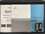 スマートキーは鍵をバッグに入れたままでもドアロックの開閉やエンジンのON・OFFができます。夜間や雨の日も鍵を探さなくて良いので便利です。