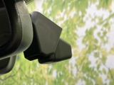フロントガラス付近に機器が設置され、運転席から位置を確認しやすい配置です。画面表示の状態や視聴機能は画像から判別できませんが、車内の映像関連装備としてご覧ください。