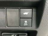 自動でリアゲートを開閉できる電動リアゲート、車がカーブの外側へ膨らんだり内側へ巻き込んだりする挙動を防止し、安定した走行をサポートする横滑り防止装置付きです!