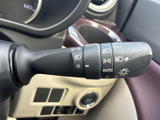 手元で確認しやすい表示があり、運転姿勢を大きく変えずに扱いやすい配置です。複数の灯火関連機能を備え、状況に応じた操作を行いやすく、日々の運転を支えてくれます。