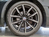 【BMWアロイホイル】軽量かつ強度に拘ったアロイホイル。走行性能ポテンシャルを引き出す設計。車の足元を引き締めてくれる大きなポイントはアロイホイルです。