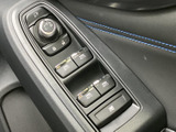 ドアまわりに各席のウインドウ操作スイッチを配置。AUTO表記やアイコンで役割を確認しやすく、乗り込んだ方も窓の開閉を手元で行える便利な装備です。