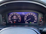 速度や燃料残量などの表示がまとまり、運転に必要な情報をひと目で確認しやすいレイアウトです。中央の表示部には時刻やシフト位置も示され、日々の運転をサポートします。