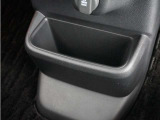 ◆センターロアボックス◆インパネ中央の下部には、ごみ箱としても使用する事ができるセンターロアボックスを装備しております。
