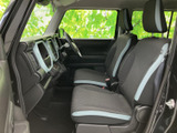 前席には柄入りのファブリックシートが備わり、淡い差し色が車内のアクセントになっています。運転席側から助手席まで見渡せる配置で、視界の広がりも感じられます。