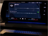 【ⅰドライブナビゲーション】文字情報も鮮明に表示する高解像度カラーディスプレイを採用。視認性に優れた地図デザインと特徴的な建造物を目印にした描写表示で現在位置を把握できます。地図データの更新も可能です