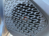 スピーカーのカバーを近くで写したところです。小さなキズの具合も写真でご確認ください。