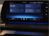 【ⅰドライブナビゲーション】文字情報も鮮明に表示する高解像度カラーディスプレイを採用。視認性に優れた地図デザインと特徴的な建造物を目印にした描写表示で現在位置を把握できます。地図データの更新も可能です