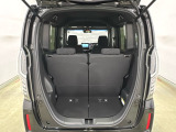 開口部も広く荷物の積み下ろしもしやすいお車となっております。シートの背もたれは5:5の割合で背もたれを可倒でき、前後のシートスライドもできるので荷室をひろげることができます。