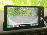 後方の様子を画面で確認でき、駐車時の周囲確認をサポートします。ガイド線も表示されるため、車庫入れや切り返しの際に距離感をつかみやすく、日常の駐車に便利です。