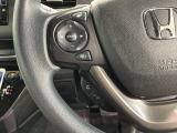 ステアリングにオーディオ操作スイッチが付いています。オーディオ画面に直接タッチしなくても操作が出来ますので、運転に集中できます。