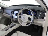 インストルメントパネルは僅かに運転席側へと傾けられているほか、余計なスイッチ類を可能な限り排し、運転に集中しやすい環境を造り出しています。