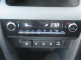 オートエアコンと運転席、助手席にシートヒーターが付いてます。