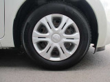 デザインの良い純正フルホイールカバー、タイヤサイズは185/70R14になります