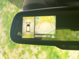 後方の映像に加えて車両周辺の様子も画面で確認でき、駐車時の安全確認をサポートします。目視とあわせて周囲を把握しやすく、日々の駐車に役立ちます。
