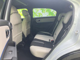 後席は明るい色を取り入れたシートで、車内に開放感を感じさせます。前席との距離感や窓からの視界にも配慮された空間で、同乗者との移動時間を快適に過ごせます。