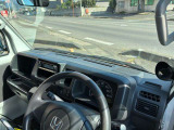 運転廻りの画像です!操作スイッチ類もキレイな状態です。専門スタッフが内外装を清掃・きめ細かい箇所までクリーニングしています。