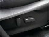 &rdquo;電動シートを装備。お客様に安全に運転頂けるよう座席の位置、座面の上げ下げやリクライニングの加減も細やかな設定を可能にしました。&rdquo;