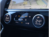 【2ゾーンフルオートエアコン】 運転席側と助手席側の温度を別々に設定可能なオートエアコン。乗員の好みに合わせて左右個別に温度設定できるのでとても快適です。
