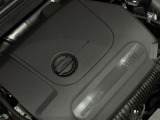 エンジンルームも綺麗に保たれており、エンジンカバーのMINIロゴなど細部からもブランドらしさを感じていただけます。