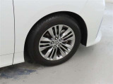 装着タイヤサイズは、225/60R18です。純正アルミホイールを装着しております。